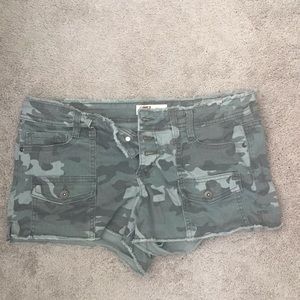 l.e.i Camo Shorts